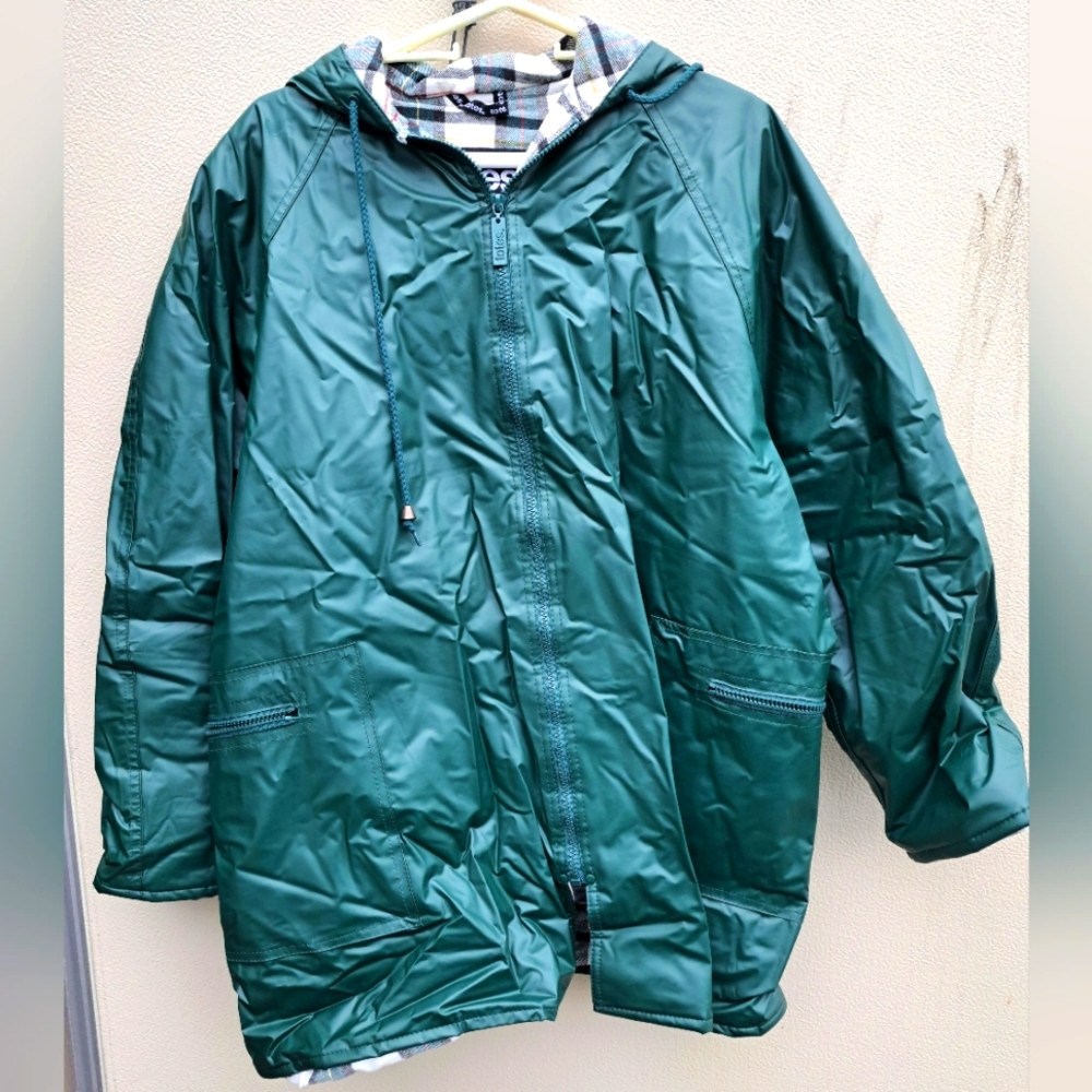 Women's size medium Totes hooded rain jacket